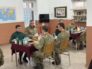 kaymakam-bulut-sinirda-mehmetcik-ile-iftar-sofrasi-kurdu-Kbabh1tC.jpg
