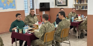 kaymakam-bulut-sinirda-mehmetcik-ile-iftar-sofrasi-kurdu-Kbabh1tC.jpg