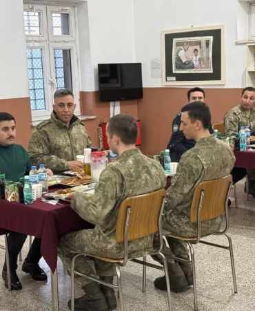 kaymakam-bulut-sinirda-mehmetcik-ile-iftar-sofrasi-kurdu-Kbabh1tC.jpg