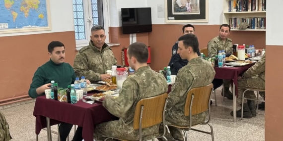 Kaymakam Bulut, Sınırda Mehmetçik ile İftar Sofrası Kurdu Kaymakam Bulut, Sınırda Mehmetçik ile İftar Sofrası Kurdu