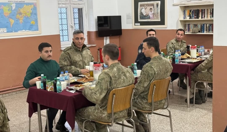 kaymakam-bulut-sinirda-mehmetcik-ile-iftar-sofrasi-kurdu-Kbabh1tC.jpg