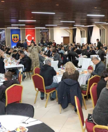 kaymakam-uguz-sehit-aileleri-ve-gazilerle-birlikte-iftar-programinda-bulustu-geShbeLF.jpg