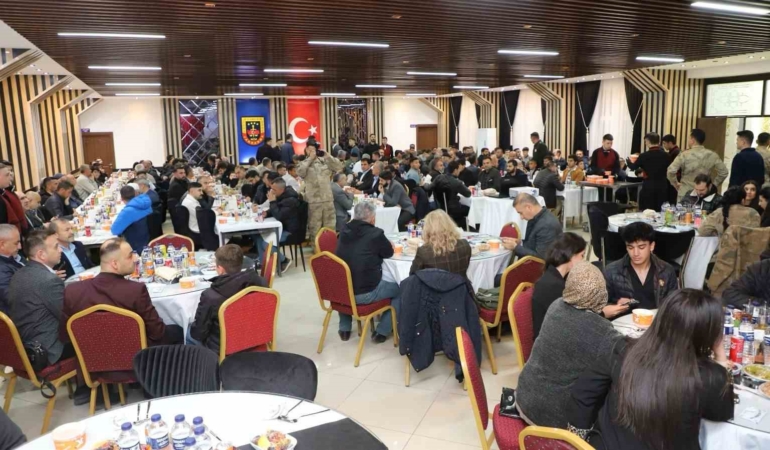 kaymakam-uguz-sehit-aileleri-ve-gazilerle-birlikte-iftar-programinda-bulustu-geShbeLF.jpg