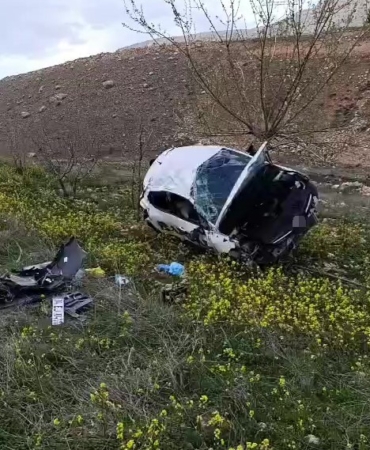kaza-aninda-takla-atan-aractan-sag-cikan-sansli-yolcu-9vHNFpmg.jpg
