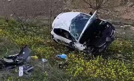 Kaza Anında Takla Atan Araçtan Sağ Çıkan Şanslı Yolcu Kaza Anında Takla Atan Araçtan Sağ Çıkan Şanslı Yolcu