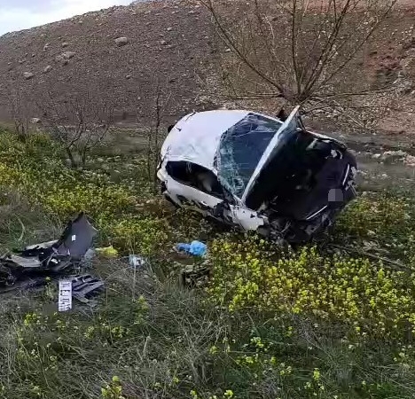 kaza-aninda-takla-atan-aractan-sag-cikan-sansli-yolcu-9vHNFpmg.jpg