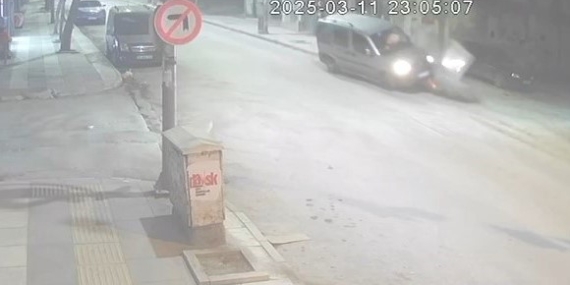 Kontrolden Çıkan Araç, Dağıtım Kutusuna Çarparak Büyükanneye Korku Dolu Anlar Yaşattı Kontrolden Çıkan Araç, Dağıtım Kutusuna Çarparak Büyükanneye Korku Dolu Anlar Yaşattı