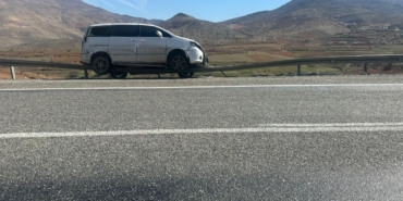 kontrolden-cikan-kamyonet-bariyere-carparak-kazaya-neden-oldu-1-yarali-FljYnt6e.jpg