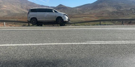 Kontrolden Çıkan Kamyonet Bariyere Çarparak Kazaya Neden Oldu: 1 Yaralı Kontrolden Çıkan Kamyonet Bariyere Çarparak Kazaya Neden Oldu: 1 Yaralı