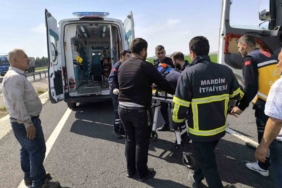kontrolden-cikan-tir-bariyerlere-carpti-1-kisi-yaralandi-wFudVaRQ.jpg