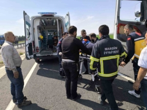kontrolden-cikan-tir-bariyerlere-carpti-1-kisi-yaralandi-wFudVaRQ.jpg