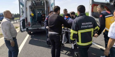 kontrolden-cikan-tir-bariyerlere-carpti-1-kisi-yaralandi-wFudVaRQ.jpg