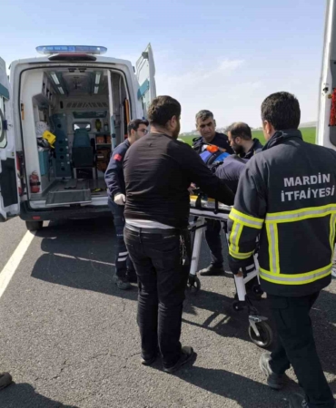 kontrolden-cikan-tir-bariyerlere-carpti-1-kisi-yaralandi-wFudVaRQ.jpg