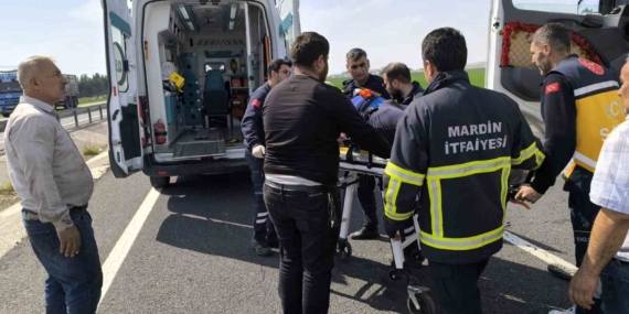 Kontrolden Çıkan Tır, Bariyerlere Çarptı: 1 Kişi Yaralandı Kontrolden Çıkan Tır, Bariyerlere Çarptı: 1 Kişi Yaralandı