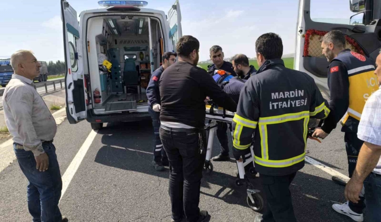 kontrolden-cikan-tir-bariyerlere-carpti-1-kisi-yaralandi-wFudVaRQ.jpg