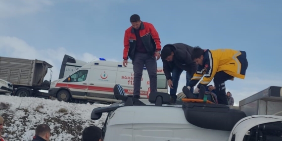 Kontrolü Kaybeden Kamyon Yolda Devrildi: Kaza Anı Şok Edici! Kontrolü Kaybeden Kamyon Yolda Devrildi: Kaza Anı Şok Edici!