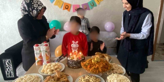 Kozluk'ta Öksüz ve Yetim Çocukların Doğum Günleri Kutlandı Kozluk’ta Öksüz ve Yetim Çocukların Doğum Günleri Kutlandı