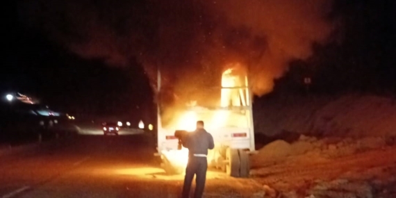 Malatya Darende'de Tır Yangını Başarıyla Kontrol Altına Alındı Malatya Darende’de Tır Yangını Başarıyla Kontrol Altına Alındı