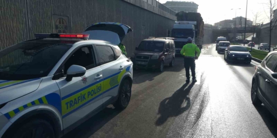 Malatya'da Şaftı Kırılan TIR, Trafiği Felç Etti Malatya’da Şaftı Kırılan TIR, Trafiği Felç Etti