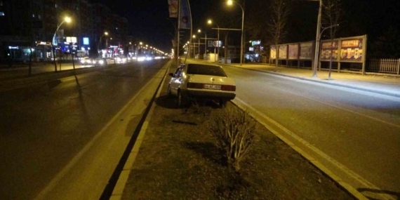 Malatya'da Tofaş Aracının Refüje Çıkması Sonucu 1 Kişi Yaralandı Malatya’da Tofaş Aracının Refüje Çıkması Sonucu 1 Kişi Yaralandı