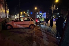 malatyada-trafik-kazasi-otomobil-duvara-carpti-ceHPZjeh.jpg