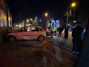 malatyada-trafik-kazasi-otomobil-duvara-carpti-ceHPZjeh.jpg