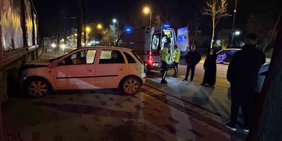 Malatya'da Trafik Kazası: Otomobil Duvara Çarptı Malatya’da Trafik Kazası: Otomobil Duvara Çarptı