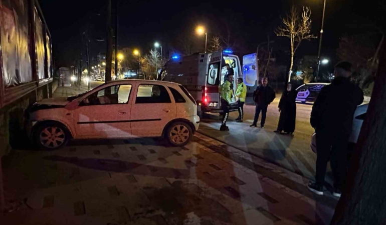 malatyada-trafik-kazasi-otomobil-duvara-carpti-ceHPZjeh.jpg