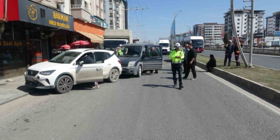 Malatya'da Üç Araçlı Zincirleme Kaza: Yaralı Sayısı 1'e Yükseldi! Malatya’da Üç Araçlı Zincirleme Kaza: Yaralı Sayısı 1’e Yükseldi!