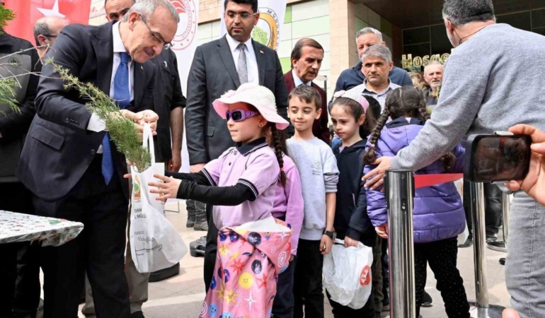 malatyalilarla-bulusan-7-bin-fidan-yesil-gelecegin-temelleri-atiliyor-pu59Yt8H.jpg