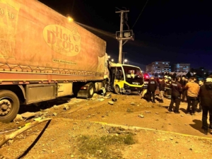 mardin-nusaybinde-tir-ve-minibus-carpisti-4-yarali-3Bg7B7Yh.jpg