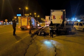 mardinde-park-halindeki-tira-motosiklet-carpti-2-yarali-VFwXIZNL.jpg
