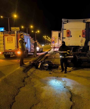 mardinde-park-halindeki-tira-motosiklet-carpti-2-yarali-VFwXIZNL.jpg