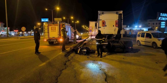 Mardin'de Park Halindeki Tıra Motosiklet Çarptı: 2 Yaralı Mardin’de Park Halindeki Tıra Motosiklet Çarptı: 2 Yaralı