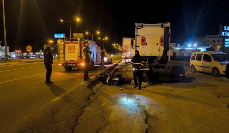 mardinde-park-halindeki-tira-motosiklet-carpti-2-yarali-VFwXIZNL.jpg