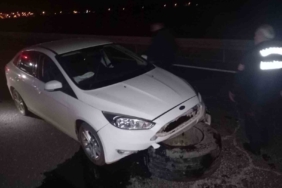 mardinde-seyir-halindeki-otomobile-tir-tekerlegi-carpti-surucu-yaralandi-S7qT4FJA.jpg
