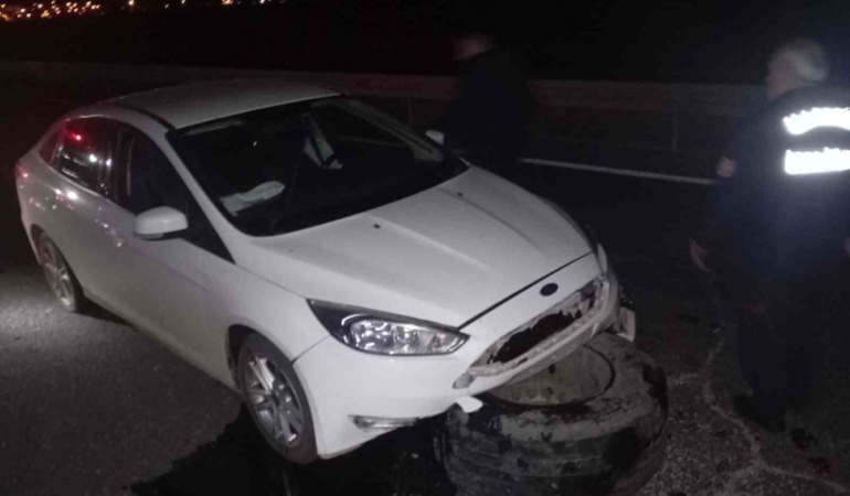 mardinde-seyir-halindeki-otomobile-tir-tekerlegi-carpti-surucu-yaralandi-S7qT4FJA.jpg
