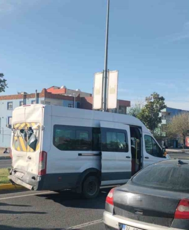 mardinde-tir-servis-aracina-carpma-olayi-2-kisi-yaralandi-RPyEud3i.jpg