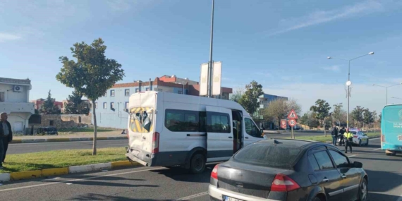 Mardin'de Tır Servis Aracına Çarpma Olayı: 2 Kişi Yaralandı Mardin’de Tır Servis Aracına Çarpma Olayı: 2 Kişi Yaralandı
