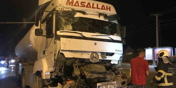 Mardin'de Tır ve Tanker Çarpıştı: 1 Kişi Yaralandı Mardin’de Tır ve Tanker Çarpıştı: 1 Kişi Yaralandı