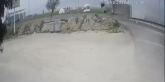 Mardin'de Tırın KGYS Direğine Çarpma Anı Güvenlik Kamerasında Görüntülendi Mardin’de Tırın KGYS Direğine Çarpma Anı Güvenlik Kamerasında Görüntülendi