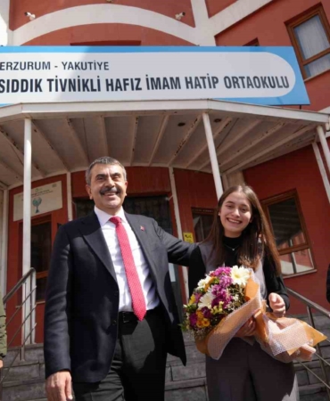 milli-egitim-bakani-tekinin-matematik-ogretmenine-ozel-dogum-gunu-surprizi-AxLjn8Vn.jpg
