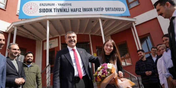 Milli Eğitim Bakanı Tekin’in Matematik Öğretmenine Özel Doğum Günü Sürprizi Milli Eğitim Bakanı Tekin’in Matematik Öğretmenine Özel Doğum Günü Sürprizi