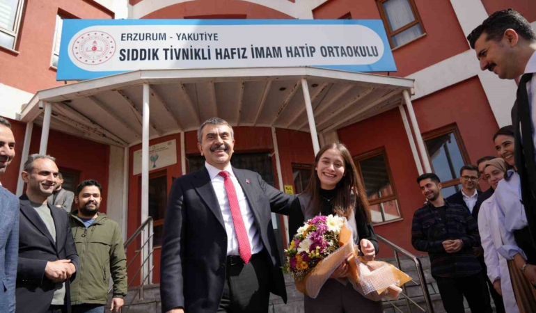 milli-egitim-bakani-tekinin-matematik-ogretmenine-ozel-dogum-gunu-surprizi-AxLjn8Vn.jpg