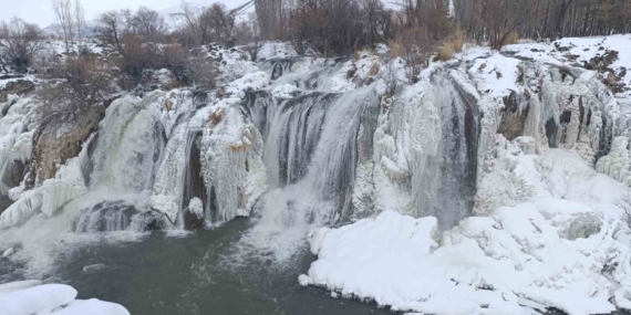 Muradiye Şelalesi'nin Kış Güzellikleri Muradiye Şelalesi’nin Kış Güzellikleri