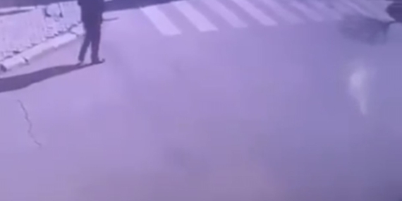 Muş'ta Motosiklet Kazası: Güvenlik Kamerasında Feci Anlar, 3 Yaralı Muş’ta Motosiklet Kazası: Güvenlik Kamerasında Feci Anlar, 3 Yaralı