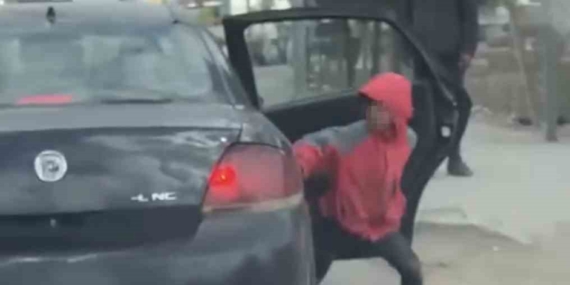 Nusaybin'de Dilenci Operasyonu: Arabaya Binen Çocuk Kaçmayı Başardı Nusaybin’de Dilenci Operasyonu: Arabaya Binen Çocuk Kaçmayı Başardı