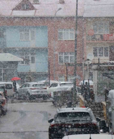 oltuda-goz-alici-lapa-lapa-kar-yagisi-WcE6qOOu.jpg