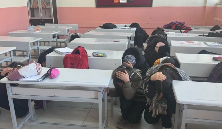ozalpta-deprem-haftasi-kapsaminda-tatbikat-gerceklestirildi-BfKPHzRH.jpg