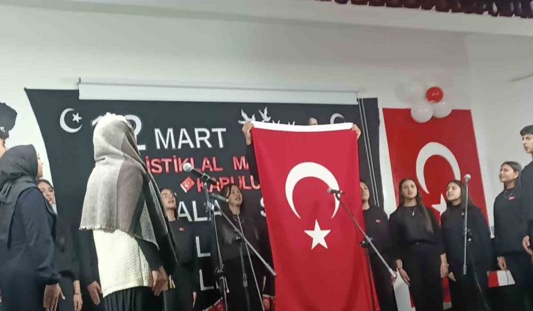 ozalpte-istiklal-marsinin-kabulu-ve-mehmet-akif-ersoyu-anma-gunu-tarihi-bir-anma-etkinligi-fWcvZSER.jpg